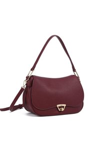 Borsa a tracolla in pelle bordeaux con una superficie liscia, forma curva, tracolla regolabile e accessori in oro per la chiusura.
