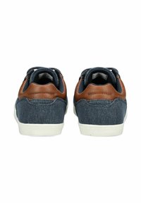 Sneaker in denim blu con accenti in pelle marrone, suola bianca piatta e solette imbottite, caratterizzati da una trama liscia e un design semplice.