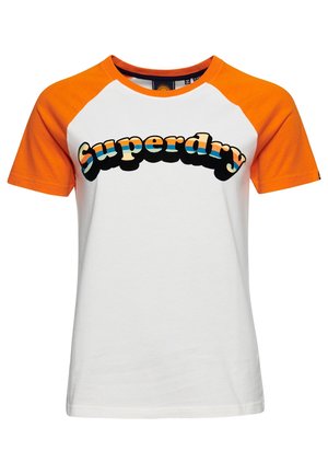 T-shirt blanc avec des manches raglan orange vif et le texte "Superdry" en police rétro audacieuse et colorée sur la poitrine.