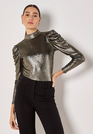 Metallic langærmet top med høj hals og detaljeret skulder, der har en blank tekstur i nuancer af mørkegrå og guld.