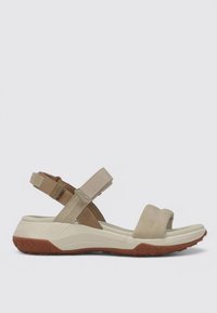 Sandalias beige con dos correas ajustables, una plantilla acolchada y una suela de goma texturizada con un diseño de banda de rodadura.