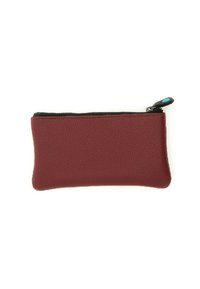 Pochette zip con superficie in cuoio rosso, cerniera nera e un piccolo dettaglio turchese sul tirante della cerniera.