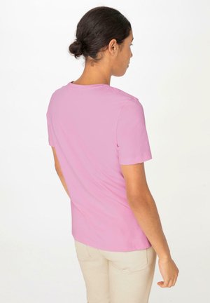 Roze katoenen t-shirt met korte mouwen en een ronde hals, met een gladde textuur en een getailleerde silhouet. Zichtbare stikdetails.