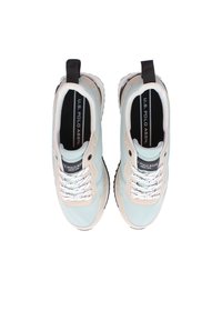 Jasnoniebieskie i beżowe sneakersy z gładką teksturą, zaokrąglonym kształtem, białymi sznurowadłami oraz czarną podeszwą zewnętrzną z brandingiem U.S. Polo Assn. wewnątrz.