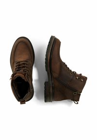 Bruine leren veterschoenen met een zijrits, gestructureerde afwerking, ronde neus en robuuste zwarte outsole. Geaccentueerd met metalen hardware.