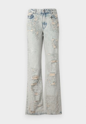 Lysblå slidte denim jeans med en udvidet form, der har huller, flossede kanter og dekorative stjerneaccentuer.