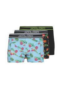 Tre paia di boxer da uomo: uno azzurro chiaro con stampa tropicale, uno nero con motivo di frutta e uno nero con cinturino con logo.