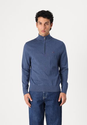 Felpa blu con zip, in materiale lavorato a maglia, colletto alto, maniche aderenti, orlo a coste, con un piccolo logo sul petto.