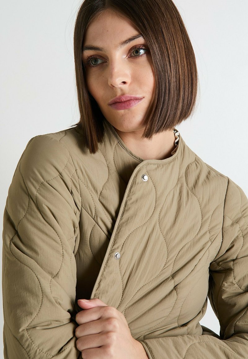 Veste Matelassée En Maille Femme - Coupe Ajustée, Manches Longues, Boutons, Matière Recyclée