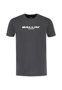 Grijze katoenen T-shirt met korte mouwen. Voorzien van een opvallend wit "BALLIN'" logo op de borst. Klassieke ronde hals.