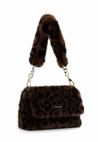 Borsa a tracolla in pelliccia sintetica marrone con stampa leopardata, con catena e texture morbida. Presenta una chiusura magnetica e un dettaglio con logo sul davanti.