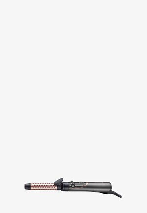 Plancha de rizos con un cuerpo de metal negro, acentos dorados, un barril cilíndrico y un agarre texturizado. Cuenta con un clip y un botón de encendido.