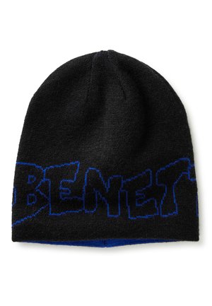 Czarna dzianinowa czapka z niebieskim haftem "BENET" na przodzie. Zaokrąglona góra z lekko teksturowanym wykończeniem i niebieską podszewką.