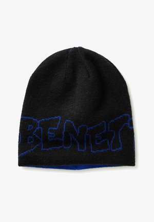 Bonnet en tricot noir avec le texte brodé bleu "BENET" sur le devant. Haut arrondi avec une finition légèrement texturée et une doublure intérieure bleue.