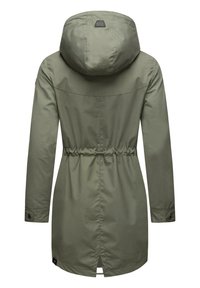 Parka vert olive avec capuche, taille ajustable par cordon de serrage, manches longues et poignets boutonnés. Tissu lisse avec une fente au dos.