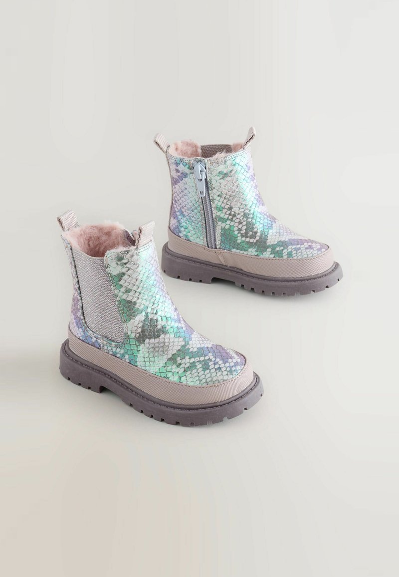 Schnürboots mit Schlangenhautmuster in schillernden Farben, aus synthetischem Material, mit rosa Kunstfellfutter und einer grauen Gummisohle mit Profil.