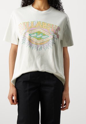 Hvid bomulds t-shirt med farverigt grafisk design med bølger og solmotiver. Løs pasform med korte ærmer og rund hals.