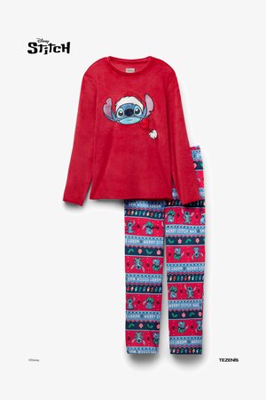 Rotes Fleece-Schlafanzugoberteil mit einem Stitch-Motiv; dazu passende Hosen mit bunten Stitch-Mustern, Streifen und festlichen Akzenten.