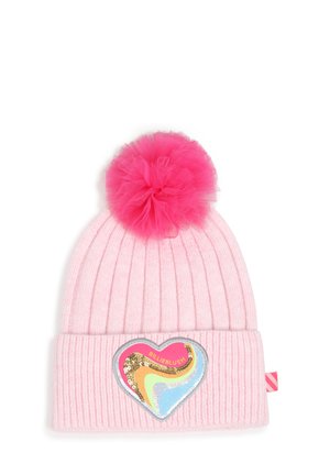 Bonnet tricoté côtelé rose clair avec un pompon en tulle rose vif sur le dessus et un patch cœur coloré avec des sequins sur le revers.