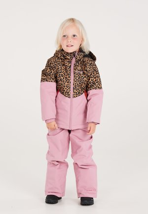 Giacca invernale imbottita con parte superiore a stampa leopardo marrone e sezione inferiore rosa, abbinata a pantaloni rosa coordinati e stivali neri.
