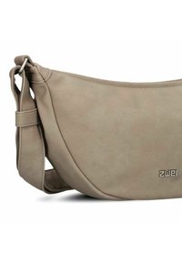 Bolso de hombro de cuero beige con un diseño curvado y aerodinámico, que presenta una forma rectangular, correa ajustable y un discreto detalle del logotipo.