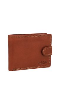 Portefeuille en cuir marron avec des coutures visibles et un rabat de fermeture à pression, embossé avec "Gusti Leder studio" dans le coin inférieur.