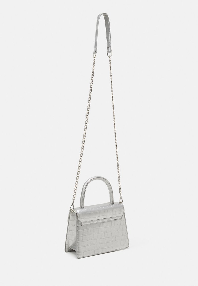 Sac à main en simili-crocodile argenté avec une forme structurée, une poignée supérieure et une bandoulière en chaîne ajustable. Texture lisse et design minimaliste.