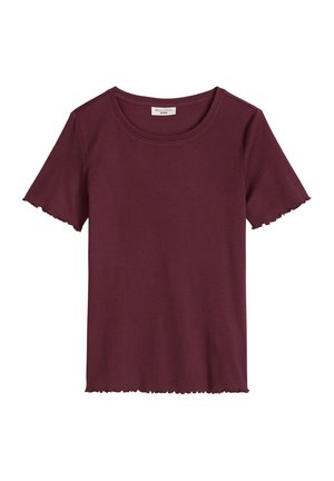 Donkerrood geribd T-shirt met korte mouwen, ronde halslijn en gerafelde zoom aan de mouwen en onderkant.