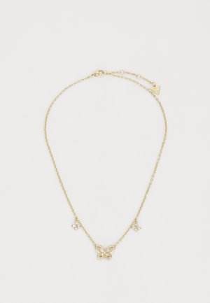 Gouden ketting met een vlinderhangertje met ingewikkelde details, aangevuld met twee kleine bijbehorende bloemencharms. De ketting is delicaat.