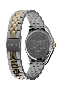 Timex laikrodis su dvikrypta nerūdijančio plieno apyranke, turinčia aukso ir sidabro jungtis, apvaliu juodu ciferblatu ir išgraviruotais korpuso gale esančiais detalėmis.