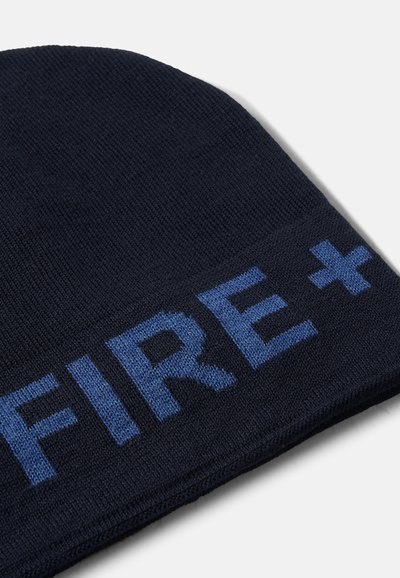 Granatowy wełniany czapka z plecionki z niebieskim napisem "FIRE+". Charakteryzuje się miękką teksturą i zaokrąglonym kształtem. Idealna na zimną pogodę.