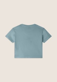 T-shirt accorciato di colore azzurro chiaro, in tessuto morbido, con scollatura a girocollo classica e maniche corte. Texture liscia; nessun motivo o dettaglio aggiuntivo.