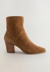 Next Kotníkové boty - tan brown suede