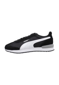 Svart mocka- och tygsneaker med vita accenter, med en slank design, snörning och en texturerad sula för grepp.
