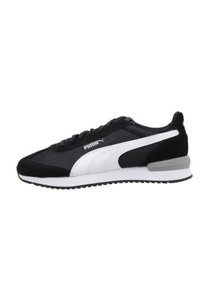Zapatillas de ante negro y tejido con acentos blancos, con un diseño elegante, cierre con cordones y una suela texturizada para mayor agarre.