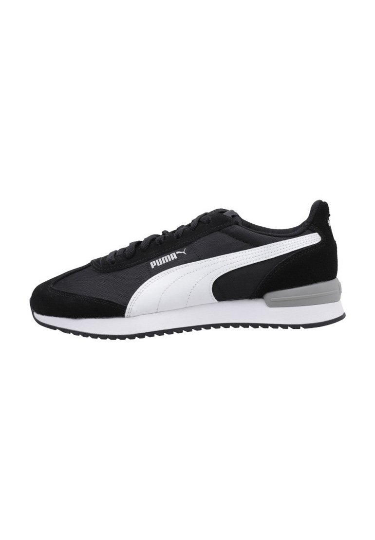 Svart mocka- och tygsneaker med vita accenter, med en slank design, snörning och en texturerad sula för grepp.