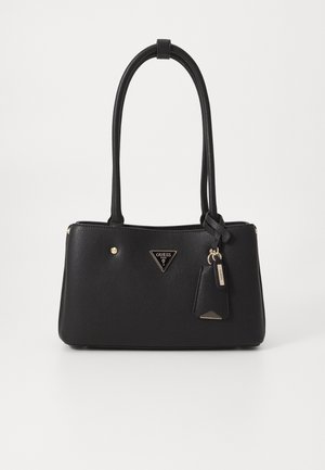Sac à main Guess en cuir noir avec longues poignées, logo triangulaire à l'avant et porte-clés attaché.