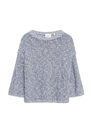 Luźno dziergany sweter z długim rękawem, wykonany z mieszanki jasnoniebieskiej i białej przędzy, z okrągłym dekoltem i małą metką rozmiaru wszytą od wewnątrz kołnierzyka.