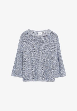 Luźno dziergany sweter z długim rękawem, wykonany z mieszanki jasnoniebieskiej i białej przędzy, z okrągłym dekoltem i małą metką rozmiaru wszytą od wewnątrz kołnierzyka.