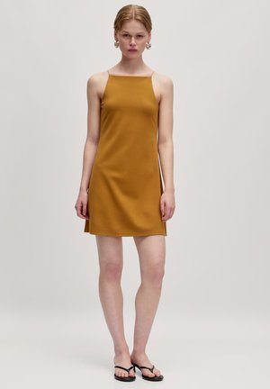 Senfgelbes, ärmelloses Kleid mit geradem Ausschnitt und ausgestelltem Saum. Hergestellt aus glattem Stoff, akzentuiert durch minimalistisches Design.