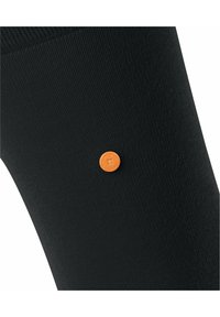 Sort ribbet sok med et lille orange rundt logo. Materialet ser glat ud med en fin tekstur og et ensartet mønster.