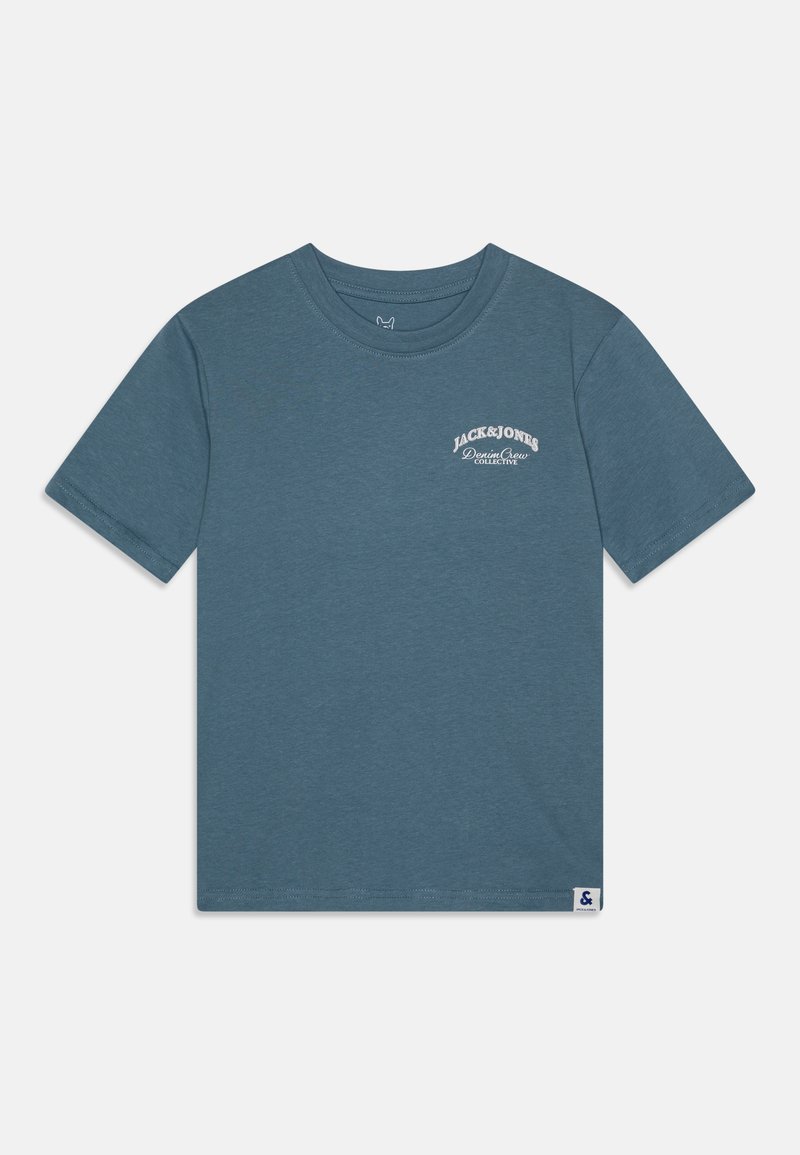Camiseta de algodón azul con escote redondo y mangas cortas. Texto impreso en blanco que dice "JACK&JONES Denim Crew Collective" en el frente.