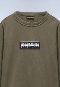 Olivgrüner Pullover mit Rundhalsausschnitt. Beinhaltet ein auffälliges schwarz-weißes Logopatch auf der Vorderseite. Weicher Stoff, lässiges Design.