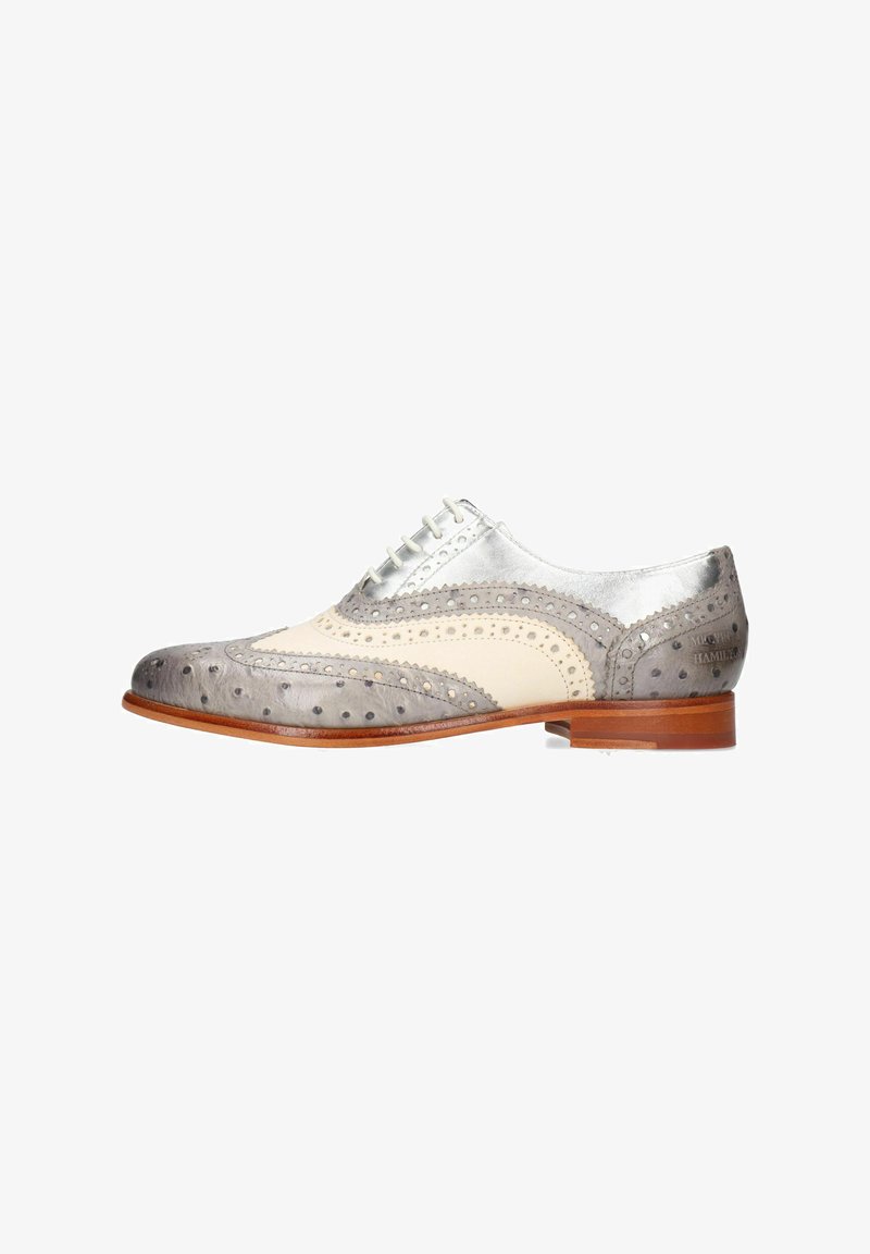Scarpa da cerimonia in pelle grigia e crema con dettagli brogue, accenti in argento, punta tonda e tacco in legno. Presenta lacci sottili e piatti.