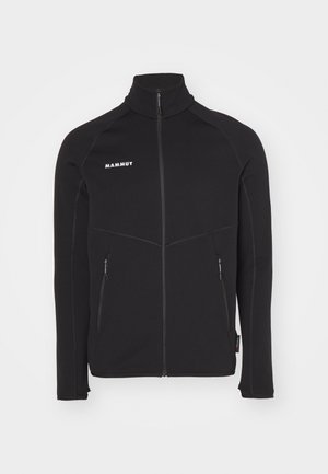 Zwarte fleece jack met een hoge kraag, volledige ritssluiting aan de voorkant, twee zijzakken met rits en contrasterende stiksels. Bevat het merklogo in het wit.
