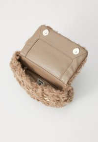 Bežna lažna krzna in usnjena torbica z mehko teksturo, zlatimi dodatki in zadrgo notranji žep. Odprt dizajn razkriva notranjo oznako.