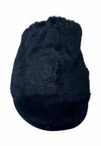 Zapatilla de piel negra con una superficie suave y texturizada y forma redondeada, que presenta un diseño sencillo sin elementos de hardware o acentos visibles.