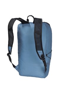 Rucksack aus hellblauem Stoff mit schwarzen Netzträgern. Er hat eine rechteckige Form und verstellbare seitliche Schnallen für eine optimale Passform und Bequemlichkeit.
