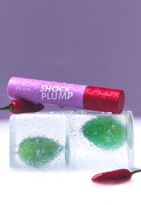 Produkt do ust Pupa Shock Plump w różowo-czerwonej tubce z kroplami, ustawiony na kostkach lodu z zielonymi liśćmi, otoczony czerwonymi papryczkami chili.