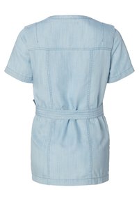 Ljusblå denimklänning med korta ärmar, bältad midja och en löst sittande passform. Har sydda detaljer och en rundad halsringning.